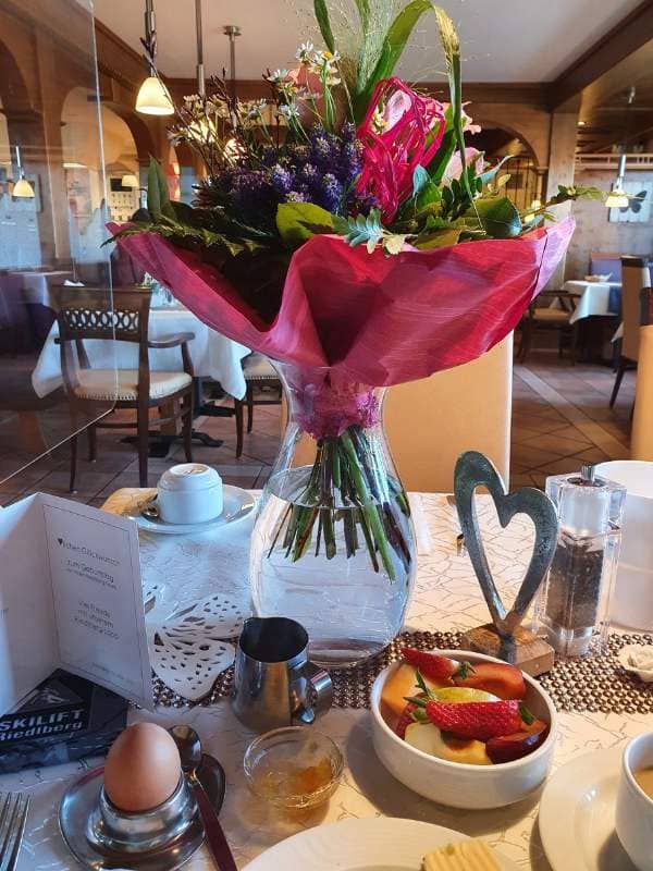 Frühstückstisch mit Blumenstrauß