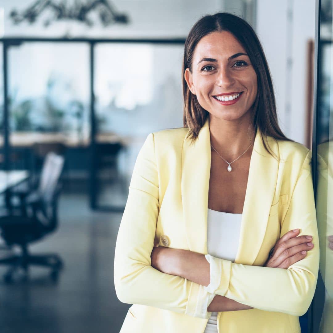People Pleasing - Frau setzt klare Grenzen im Büro und Alltag