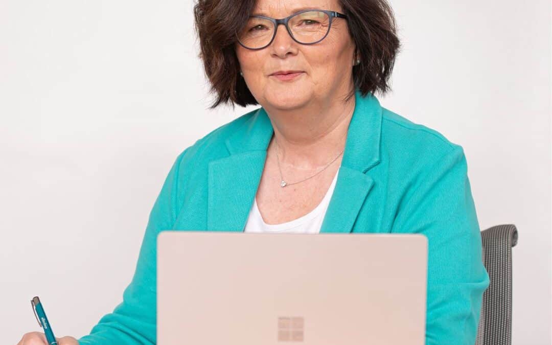 Skill Kreativität 2030 - Frau im Büro denkt kreativ über neue Ideen nach