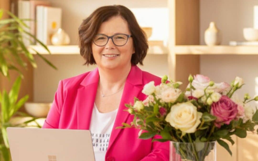 moderne Bewerbung für Frauen - Frau arbeitet motiviert an Laptop bei Tageslicht