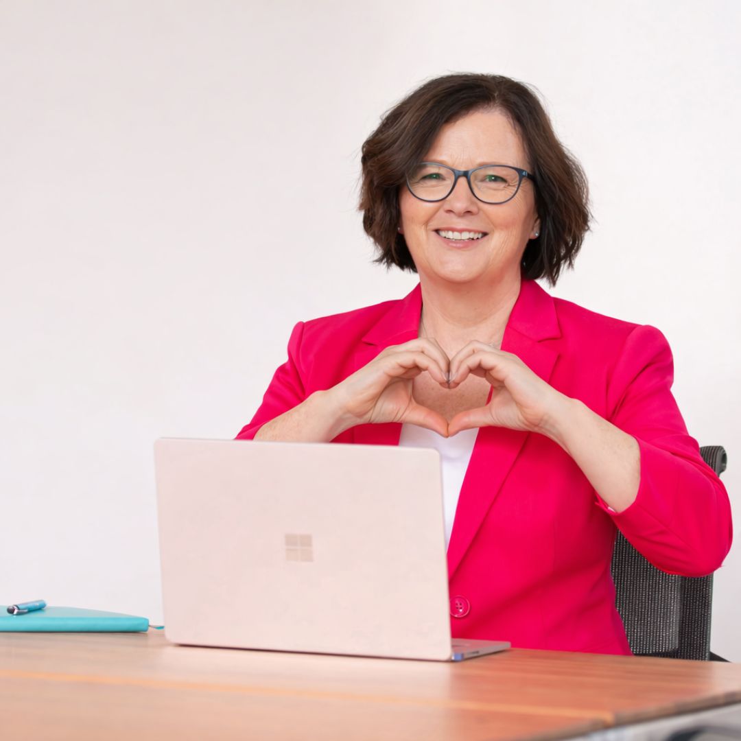 Brigitte_Herz_am_Schreibtisch Karrierecoaching Frauen